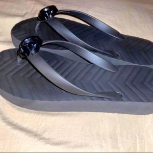 Beautiful used black/Nero flip flops Chevron pattern #655463J8710 39G